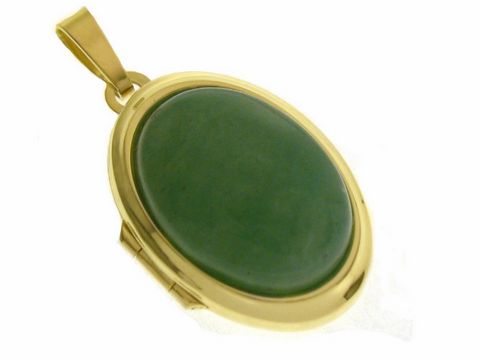 Aventurin Medaillon aus gold 585 mit Cabochon aus grünem Aventurin, elegant gefasst vom Juwelier Harnisch, stilvolles Schmuckstück für besondere Anlässe.