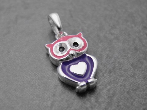 Anhängern Eule aus Sterling Silber in lila und pink mit Lackoberfläche, Hersteller Juwelier Harnisch, tierisch verspieltes Design. Ideal als Schmuckstück oder Geschenkanhänger.