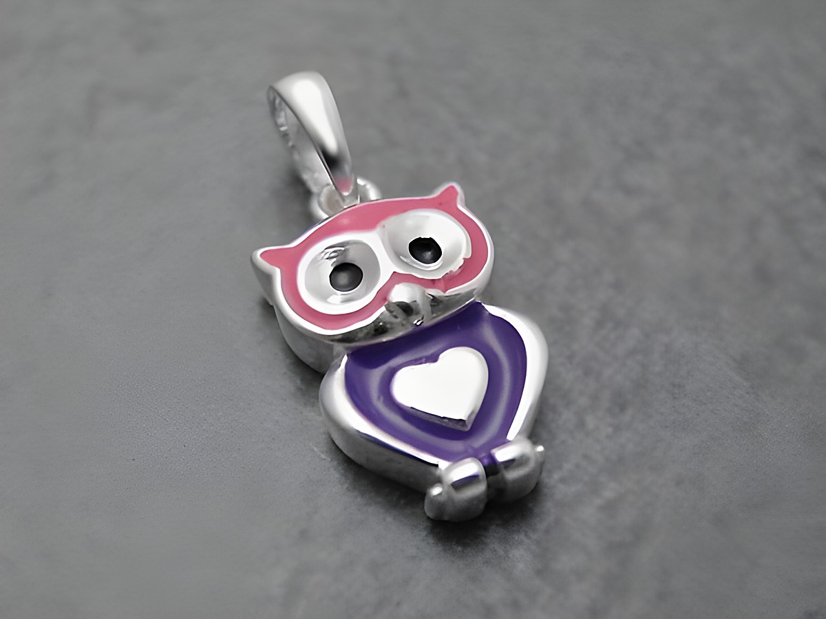 Anhängern Eule aus Sterling Silber in lila und pink mit Lackoberfläche, Hersteller Juwelier Harnisch, tierisch verspieltes Design. Ideal als Schmuckstück oder Geschenkanhänger.