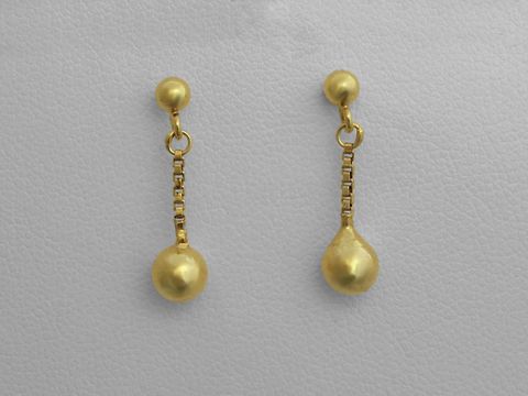 Gold Ohrringe Kugel 333 Gold Stecker Hersteller Juwelier Harnisch mit einer stilvollen, hängenden Kugel und feiner Kette für eleganten Schmuck.