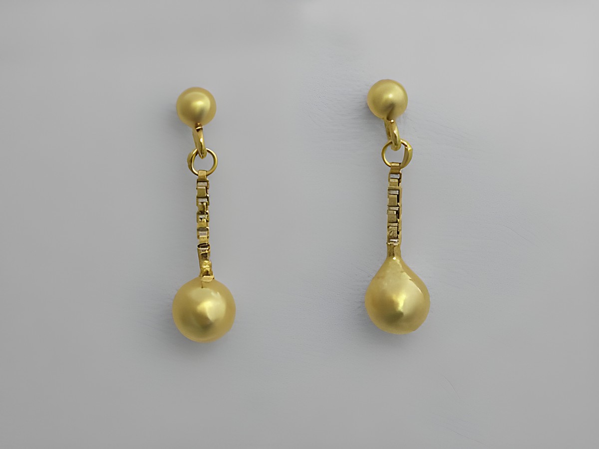 Gold Ohrringe Kugel 333 Gold Stecker Hersteller Juwelier Harnisch mit einer stilvollen, hängenden Kugel und feiner Kette für eleganten Schmuck.