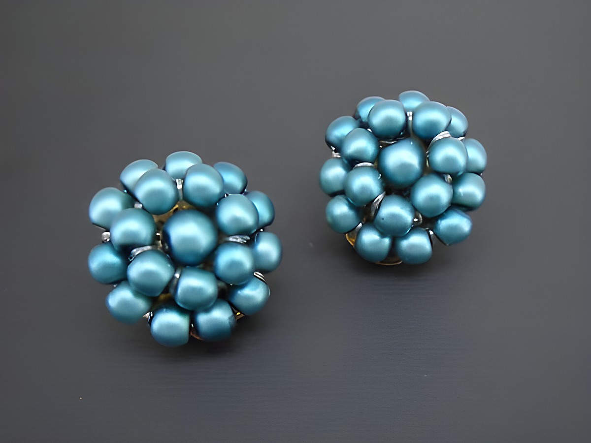 Dunkeltürkisfarbene Ohrclips aus synthetischen Zuchtperlen in seidenmatter Optik, gefertigt von Juwelier Harnisch, elegantes und einzigartiges Design.