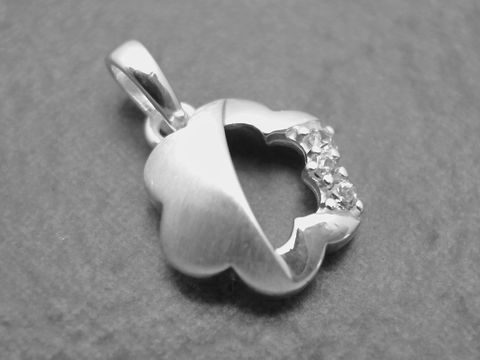 Ein niedlicher Kleeblatt Anhänger aus Sterling Silber mit Zirkonia verziert, hergestellt von Juwelier Harnisch, ideal für Pflanzenliebhaber und besondere Anlässe.