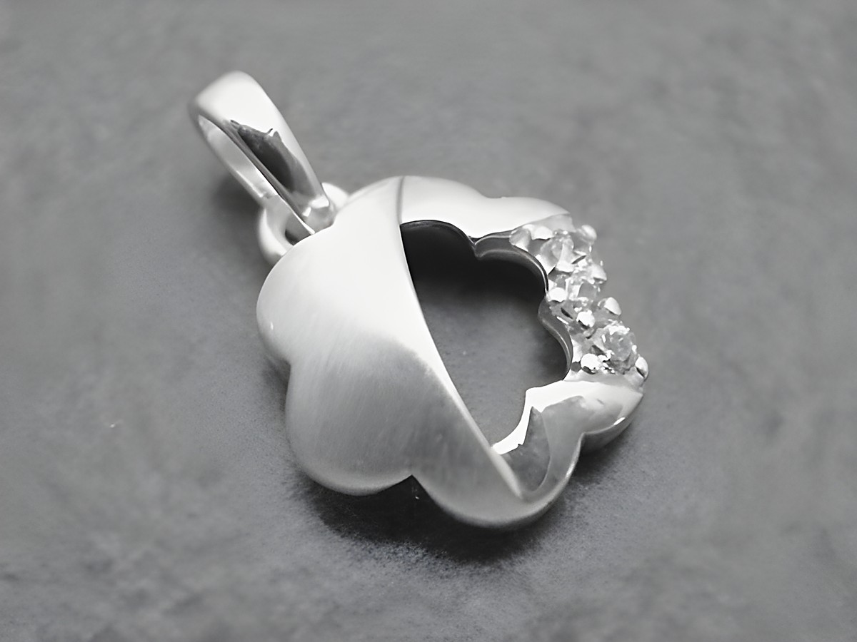 Ein niedlicher Kleeblatt Anhänger aus Sterling Silber mit Zirkonia verziert, hergestellt von Juwelier Harnisch, ideal für Pflanzenliebhaber und besondere Anlässe.