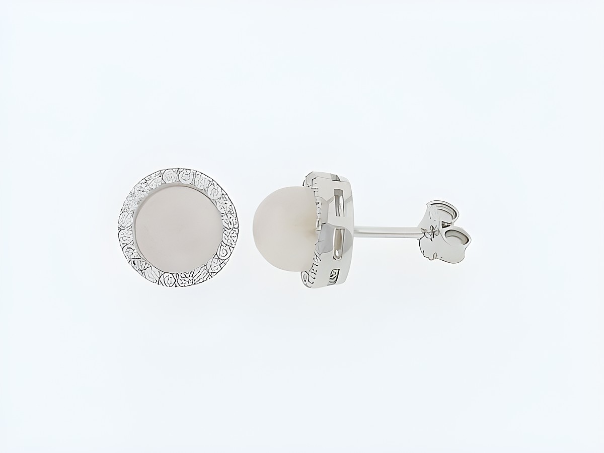 Runde Silber Ohrringe mit edlem Rosenquarz in der Mitte, umgeben von funkelndem Zirkonia, hergestellt von Juwelier Harnisch, ideal für elegante Anlässe.