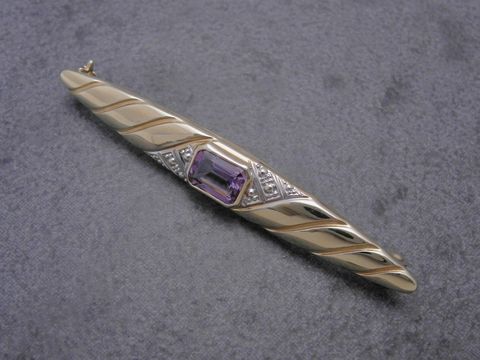 Gold Brosche - nobel - Gold 333 - Amethyst - Anstecknadel, Hersteller: Juwelier Harnisch, Broschen. Elegante Brosche mit geschwungenem Design und einem zentralen Amethyst.