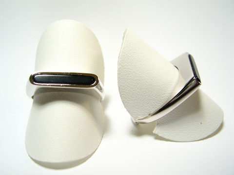 Feiner Designer Silber Ring rhodiniert mit schwarzem Onyx, verstellbar, Hersteller Juwelier Harnisch, elegant und modern, perfekt für jedes Outfit.