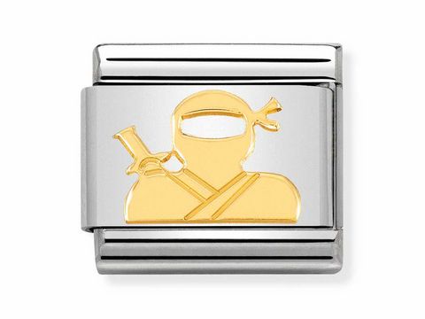 Ein elegantes Armband mit einem goldenen Ninja-Motiv auf einer silbernen Hintergrundfläche, ideal für hochwertige Accessoires und Sammlerstücke.
