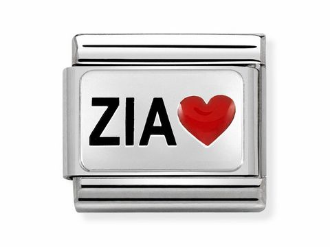 Klassisches Nomination SILVER 330208 38 ZIA mit Herz aus Emaille zeigt den Schriftzug ZIA in schwarzen Buchstaben und ein rotes Herz auf glänzendem Silber.