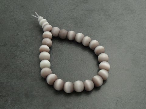 Powerarmband mit Gummizug in Grau-Lila mit 13 cm Glassteinen, Hersteller Juwelier Harnisch, Powerarmbänder, stilvolles Accessoire für jeden Anlass.