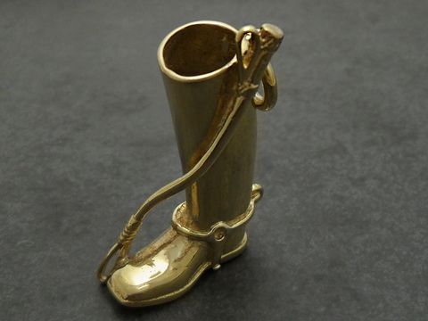 Silber Anhänger vergoldet in Form von Reitstiefel mit einer Gerte, Hersteller Juwelier Harnisch, dekorativer Anhänger für Pferdefreunde.