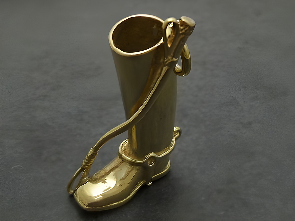Silber Anhänger vergoldet in Form von Reitstiefel mit einer Gerte, Hersteller Juwelier Harnisch, dekorativer Anhänger für Pferdefreunde.