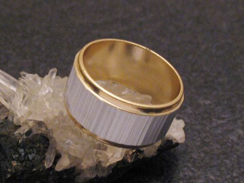 Bicolor City Party Ring 9,7 mm breit Größe 53 / 17 mm von Juwelier Harnisch, elegant und modern, auf Kristallfundament platziert, ideal für besondere Anlässe.