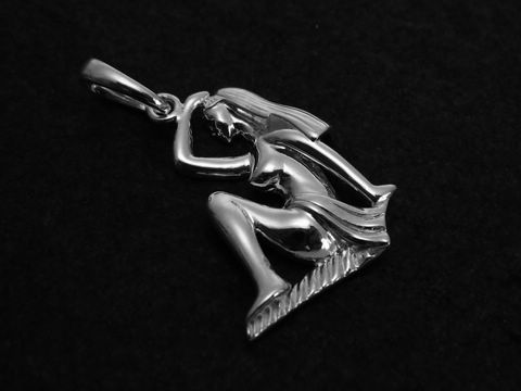 Jungfrau Sternzeichen Anhänger aus 925 Sterling Silber, poliert, zeigt eine stilisierte Darstellung einer Jungfrau, hergestellt von Juwelier Harnisch.