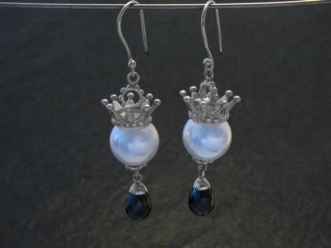 32509-0 Königliche Ohrringe aus Silber mit Perle und schwarzer Krone, Hersteller Juwelier Harnisch, elegante Ohrhänger mit Stein, ideal für besondere Anlässe.