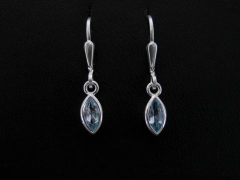 38083-0 Blautopas Blue Dreams Silber Ohrhänger aus Sterling Silber mit funkelndem Stein in marquiseform, hergestellt von Juwelier Harnisch, elegant und zeitlos, ideal für jeden Anlass.