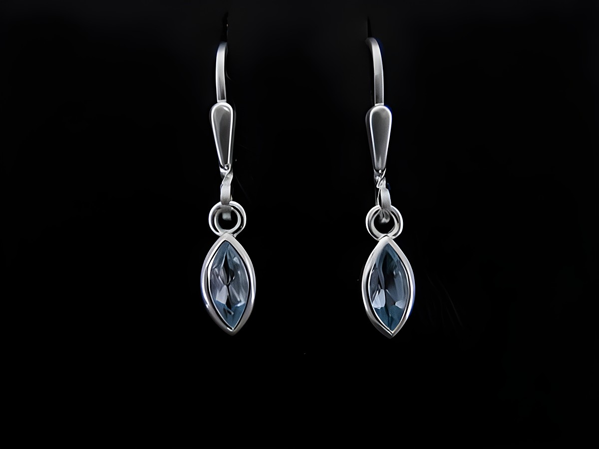 Blautopas Blue Dreams Silber Ohrhänger aus Sterling Silber mit funkelndem Stein in marquiseform, hergestellt von Juwelier Harnisch, elegant und zeitlos, ideal für jeden Anlass.