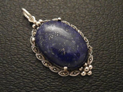 Cabochon Lapislazuli Silber Medaillon Anhänger von Juwelier Harnisch mit ovalem, tiefblauem Cabochonstein und filigraner Silberschmuckfassung. Ideal für elegante Akzente.