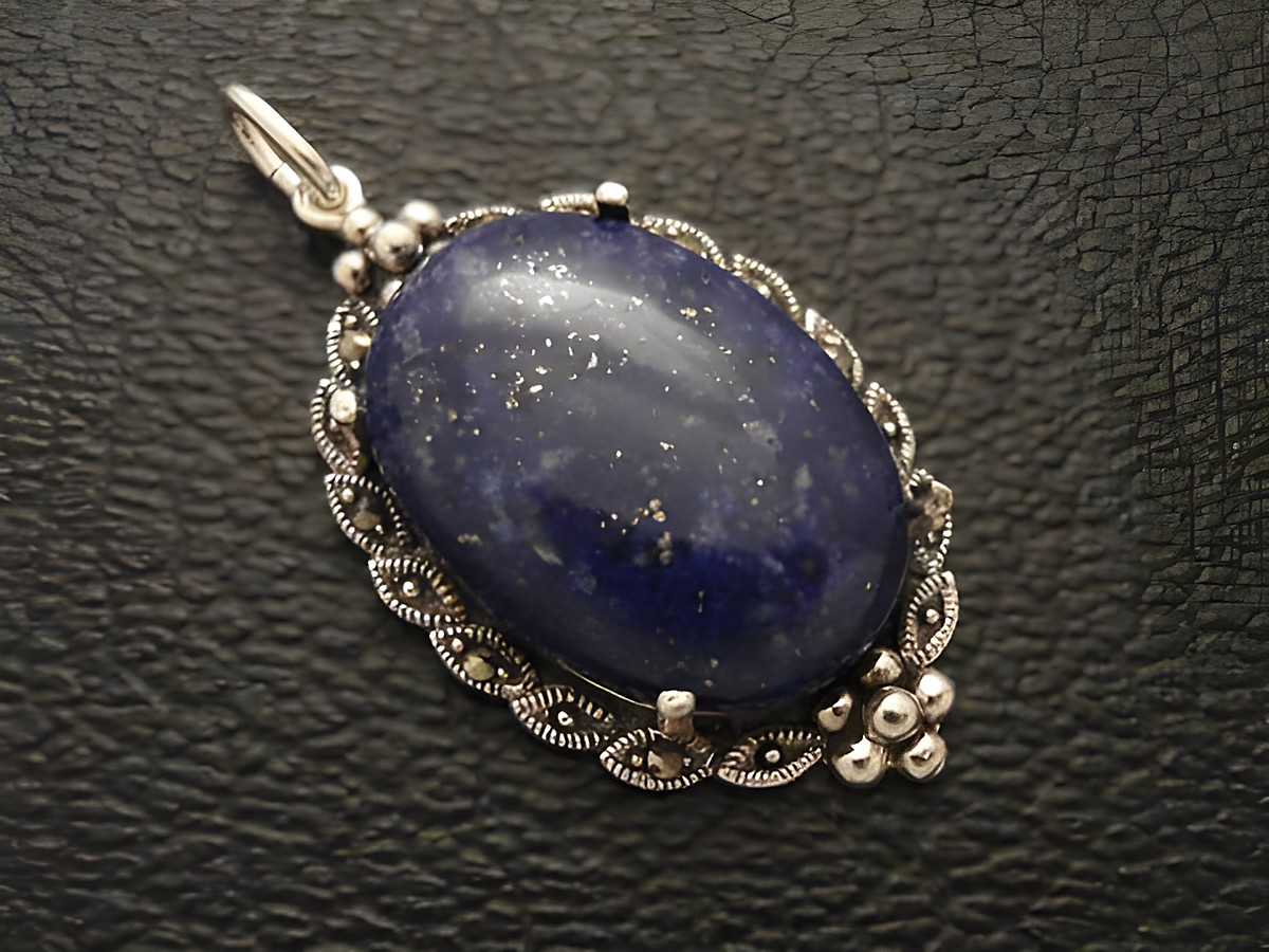 Cabochon Lapislazuli Silber Medaillon Anhänger von Juwelier Harnisch mit ovalem, tiefblauem Cabochonstein und filigraner Silberschmuckfassung. Ideal für elegante Akzente.
