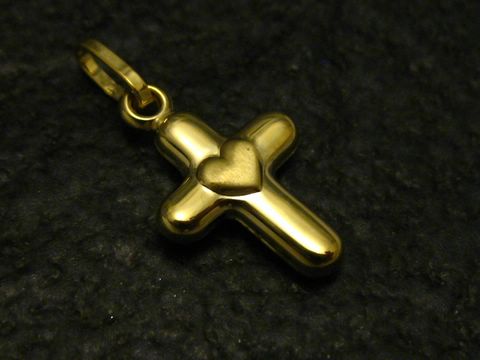Kleines Kreuz mit Herz aus Gold 333, Hersteller Juwelier Harnisch, klassisches Design, glänzende Oberfläche, ideal als Anhänger oder Schmuckstück für besondere Anlässe.