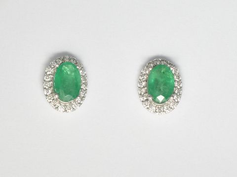 Weißgold Ohrringe oval bezaubernd mit Smaragd und 19 Brillanten 0,20 ct. W/Si Stecker, Hersteller Juwelier Harnisch, Ohrringe.