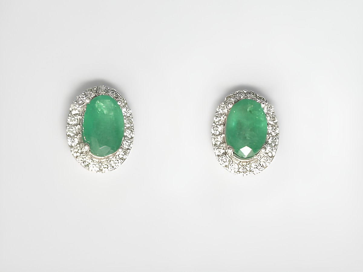 Weißgold Ohrringe oval bezaubernd mit Smaragd und 19 Brillanten 0,20 ct. W/Si Stecker, Hersteller Juwelier Harnisch, Ohrringe.