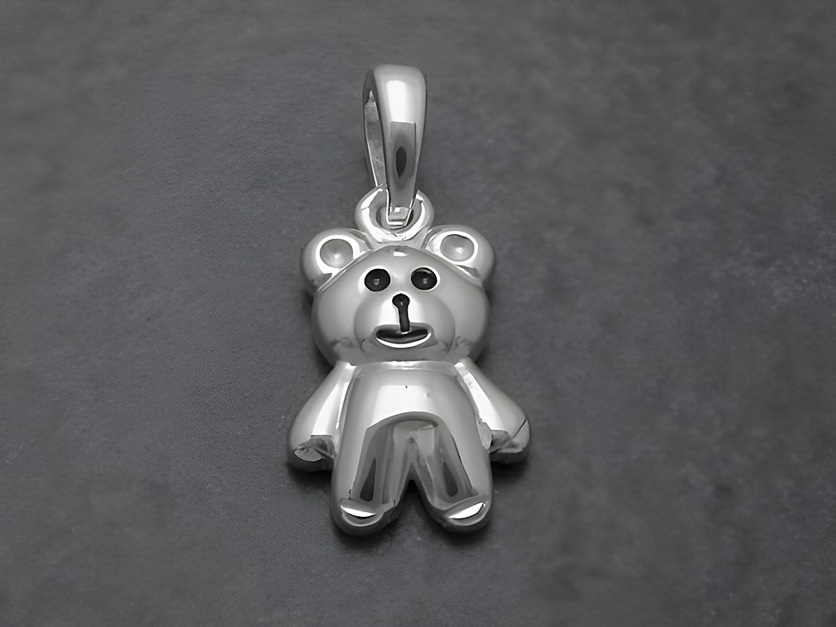 Silber Anhänger in Form eines Teddy Bären in LACK SCHWARZ, hergestellt von Juwelier Harnisch, ideal für Tierliebhaber und als Geschenk oder Schmuckstück.