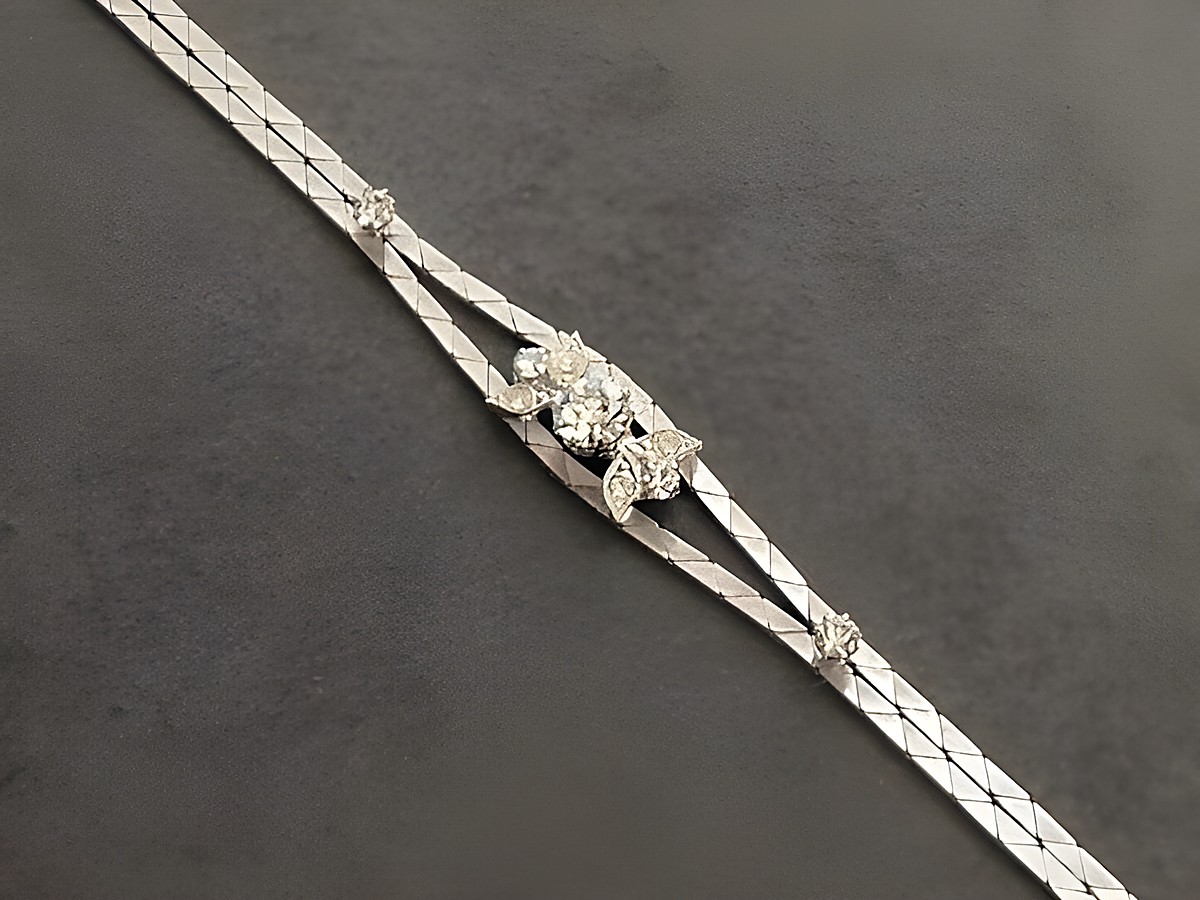 Prunkvolles Strass Armband in Weiß mit silberfarbenen Akzenten, verstellbar von 18,5 bis 21 cm, Hersteller Juwelier Harnisch, ideal für elegante Anlässe.
