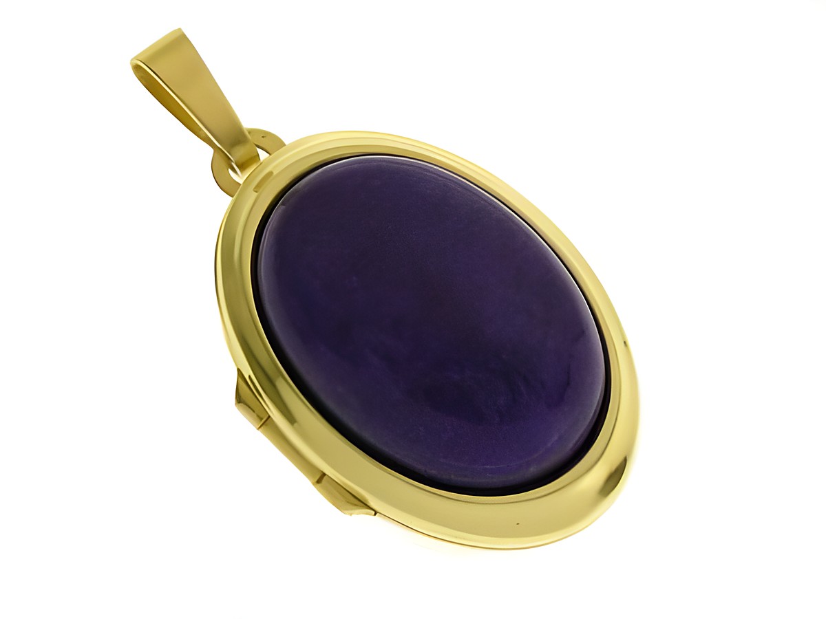 Ein elegantes Jade lila Medaillon aus Cabochon, eingefasst in hochwertigem Gold 750, gefertigt von Juwelier Harnisch. Ein zeitloses Schmuckstück mit glänzender Oberfläche.