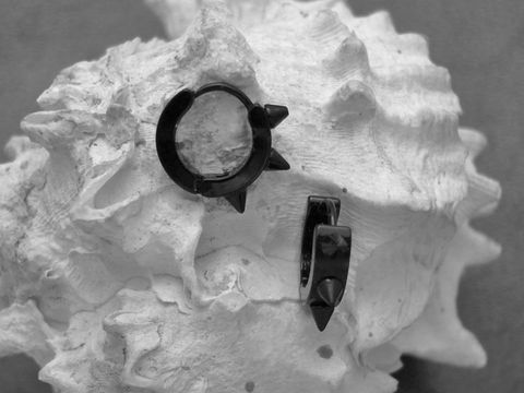 61086-0 Schwarze Edelstahl Creolen mit Spikes von Juwelier Harnisch, elegant und modern, perfekt für einen auffälligen Look. Ideal für jeden Anlass und hochwertig verarbeitet.