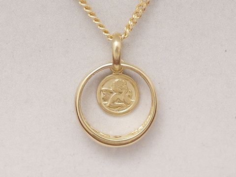 Gold Taufring mit Engel aus Gold 750, versehen mit einem eleganten Design und feiner Verarbeitung, Hersteller: Juwelier Harnisch, ideal als besonderes Schmuckstück.