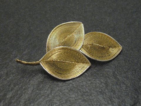 Filigrane City Brosche Handarbeit 66x35 mm in Form von Blättern, aus hochwertigem Material, hergestellt von Juwelier Harnisch, eleganter Modeschmuck für besondere Anlässe.