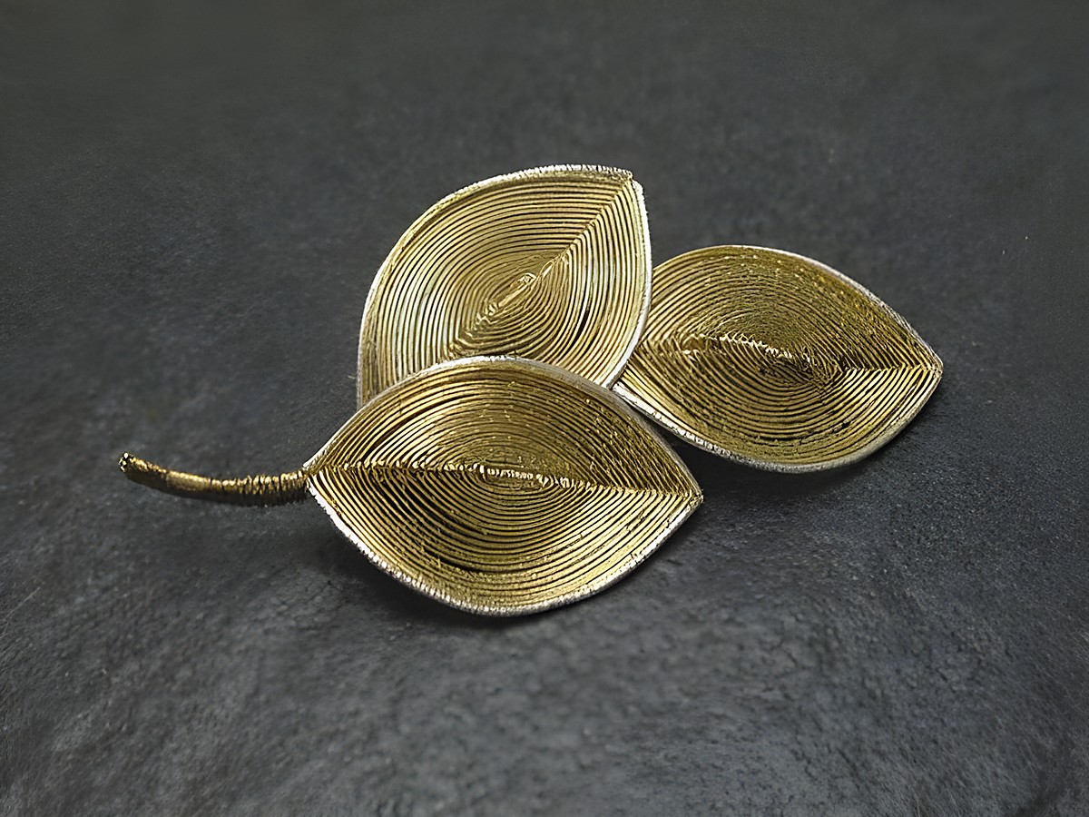Filigrane City Brosche Handarbeit 66x35 mm in Form von Blättern, aus hochwertigem Material, hergestellt von Juwelier Harnisch, eleganter Modeschmuck für besondere Anlässe.