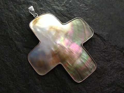 Perlmutt Kreuz Anhänger mit einem Durchmesser von 6 cm, Silberrand und Öse, hergestellt von Juwelier Harnisch, in schimmernden Farben des Perlmutt.