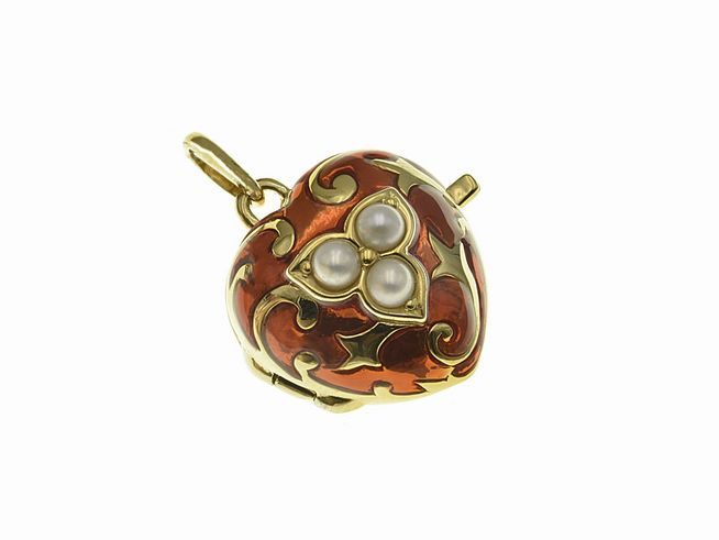 Silber vergoldetes Medaillon in Herzform mit nostalgischem Design, verziert mit Zuchtperlen und oranger Lacklackierung, Hersteller: Juwelier Harnisch, elegantes Accessoire.
