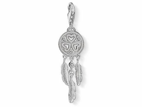 Charm-Anhänger von Thomas Sabo in Form eines Traumfängers aus Silber mit filigranen Details und zwei sanften Federn, symbolisiert Glück und positive Energie.