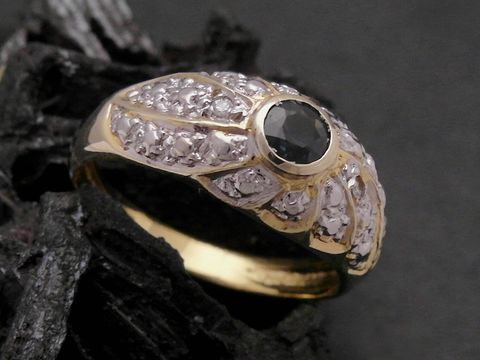 Ein bewundernswerter Goldring aus 333er Gold in bicolor mit einem Safir und Diamanten. Der Ring hat die Größe 55,5 und kann bis Größe 56/18 getragen werden. Hersteller: Juwelier Harnisch.