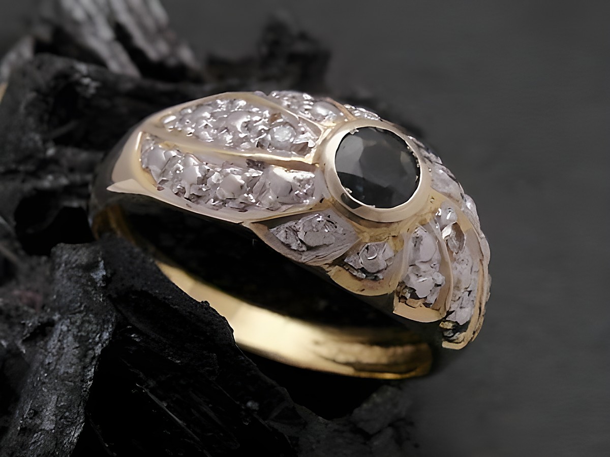 Ein bewundernswerter Goldring aus 333er Gold in bicolor mit einem Safir und Diamanten. Der Ring hat die Größe 55,5 und kann bis Größe 56/18 getragen werden. Hersteller: Juwelier Harnisch.