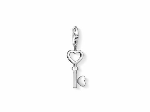 Schlüssel Charms Anhänger von Thomas Sabo aus Silber mit Herz-Design und zusätzlichem kleinen Herz, ideal für individuelle Schmuckgestaltungen. Hochwertige Verarbeitung und ansprechendes Design.
