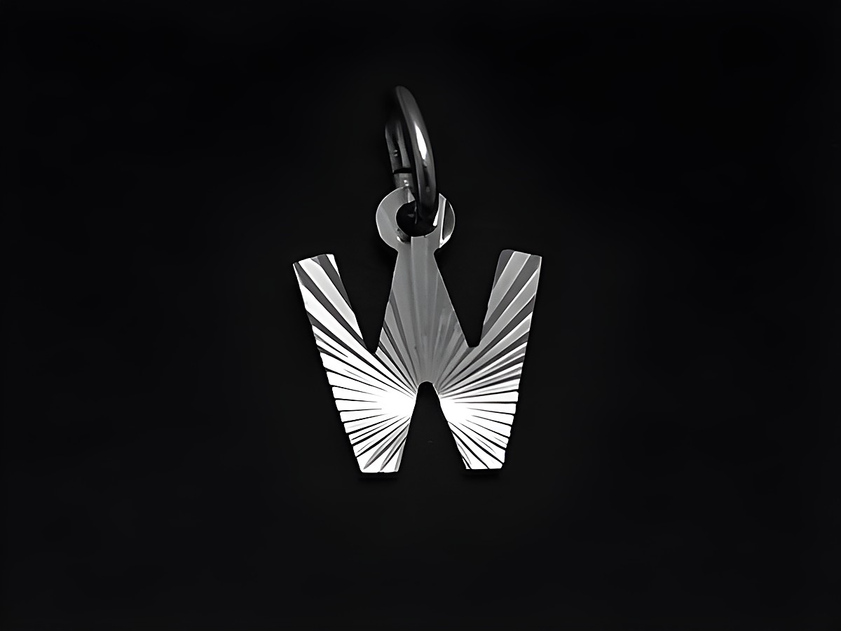 Silber Anhänger in Form des Buchstabens W mit Druck und Diamantschliff, Hersteller Juwelier Harnisch, elegantes Design für individuellen Schmuck.
