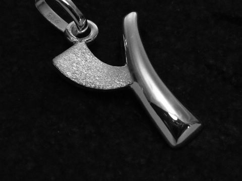 Y-Buchstaben Anhänger teilmattiert aus Sterling Silber, hochwertig verarbeitet, angeboten vom Juwelier Harnisch, ideal als persönliches Schmuckstück oder Geschenk.