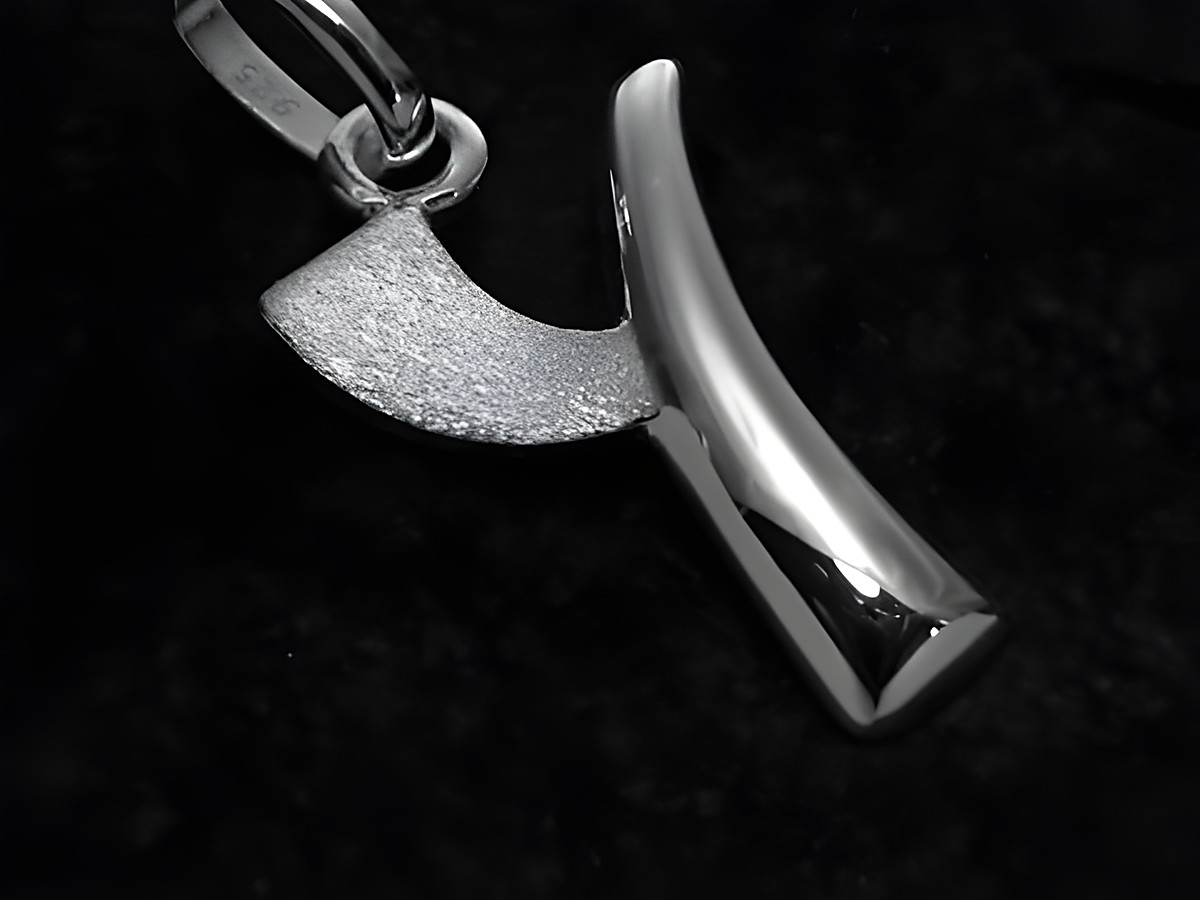 Y-Buchstaben Anhänger teilmattiert aus Sterling Silber, hochwertig verarbeitet, angeboten vom Juwelier Harnisch, ideal als persönliches Schmuckstück oder Geschenk.