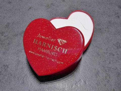 Geschenkschachtel in Herzform mit rotem Glitzerdesign und weißem Innenraum, Maße 50 x 45 x 30 mm, Hersteller Juwelier Harnisch, ideal für Geschenke und besonderen Anlässe.
