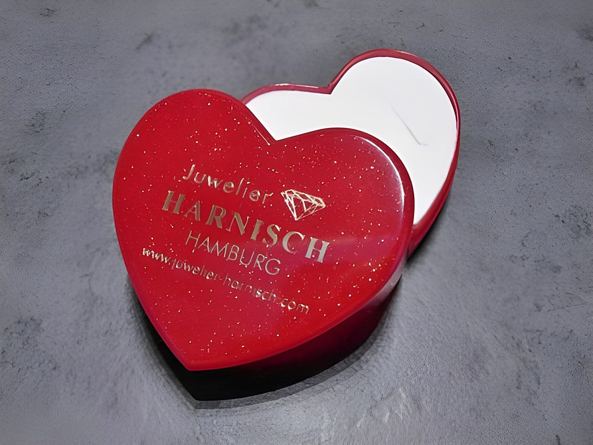 Geschenkschachtel in Herzform mit rotem Glitzerdesign und weißem Innenraum, Maße 50 x 45 x 30 mm, Hersteller Juwelier Harnisch, ideal für Geschenke und besonderen Anlässe.