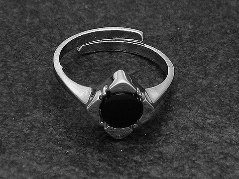Silberring mit verstellbarem Band, im Mittelpunkt ein schwarzer Onyx, umgeben von rhodiniertem Metall, elegant und puristisch gestaltet, ideal für jeden Anlass.