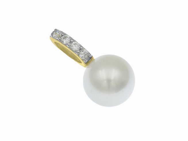 Anhänger aus Süßwasser Zuchtperle mit einem Ring aus Sterling Silber und Gelbgold Vergoldung, verziert mit glitzernden Zirkonia-Steinen, elegant und zeitlos.