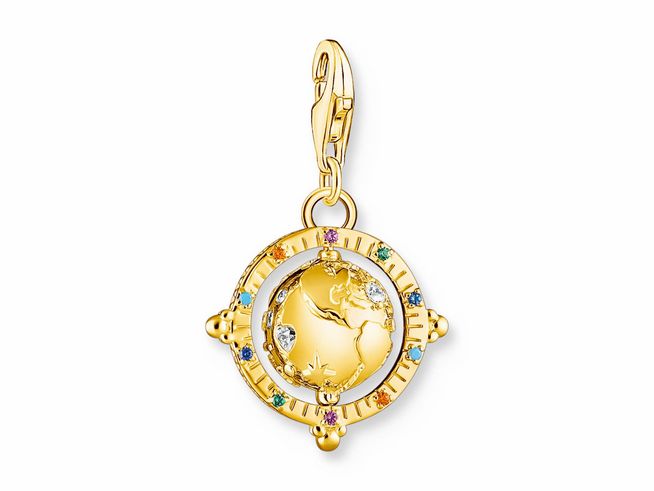 Thomas Sabo Charm-Anhänger aus vergoldetem Silber mit einer Weltkugel im Inneren, verziert mit bunten Glas-Keramik Steinen, symbolisiert Strand und Meer.