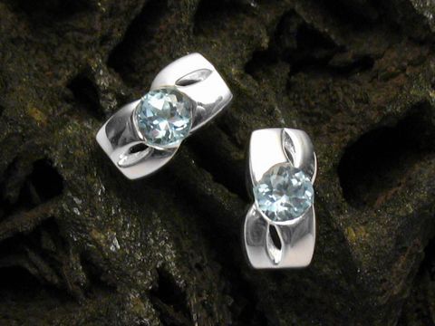 Ohrringe DESIGN Sterling Silber originell mit Zirkonia von Hersteller Juwelier Harnisch, kunstvoll gestaltet mit glänzenden, runden Zirkonia-Steinen und eleganten Details.