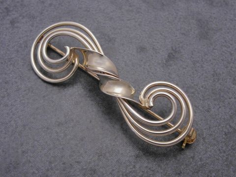 Gold Brosche attraktiv Gold 585 Anstecknadel Hersteller Juwelier Harnisch Broschen kunstvoll geschwungenes Design ideal für elegante Looks.