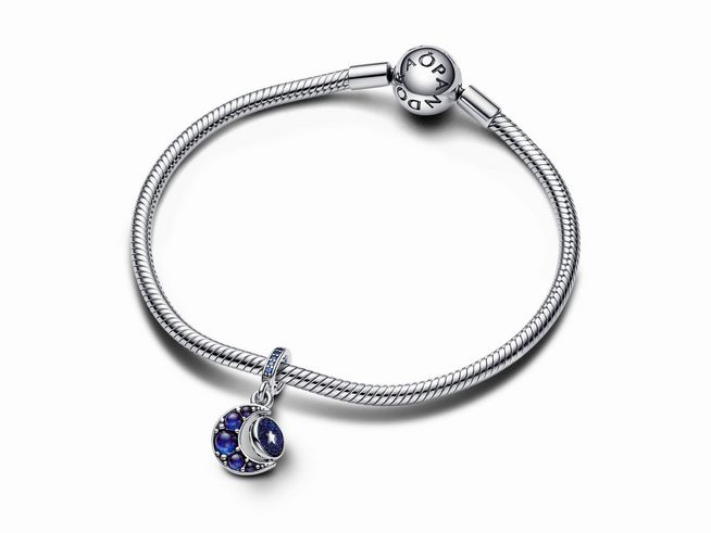 Funkelnder Drehender Mond Charm-Anhänger von Pandora aus Sterling Silber mit blauen Kristallen, elegant in einem Armband eingehängt, verleiht einen besonderen Glanz.